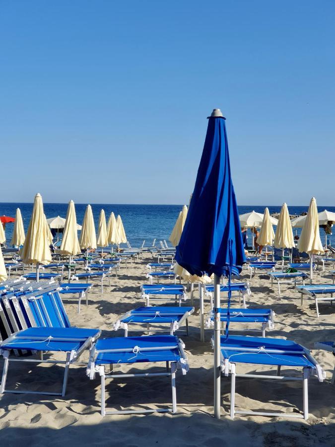 Ti Vengo A Cercare Bed & Breakfast Castellaro  Exterior photo